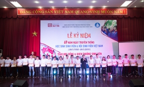 Đại học Duy Tân trao Học bổng và Phát thưởng nhân Kỷ niệm ngày truyền thống Học sinh - Sinh viên
