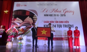 Trường ĐH Duy Tân vinh dự nhận cờ Tổ quốc của cán bộ, chiến sĩ đảo Phan Vinh tặng
